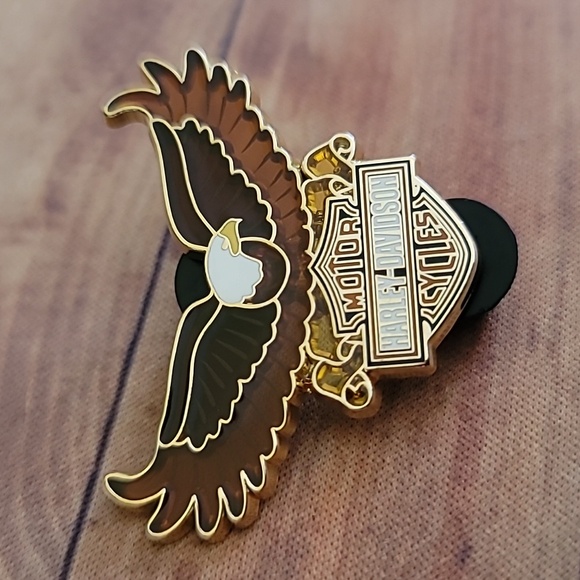 Harley-Davidson Stained Glass Eagle Bar & Shield Pin 1.75" x 1.25" Dated 2011 - Picture 8 of 8